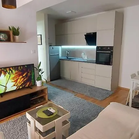 Apartment Ira's 2 Bedroom Central Place With Private Parking *
