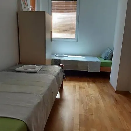 Ira's 2 Bedroom Central Place With Private Parking * Скоп'є