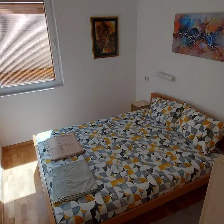 Ira's 2 Bedroom Central Place With Private Parking Скопье