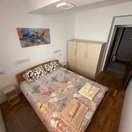 Ira's 2 Bedroom Central Place With Private Parking Skopje