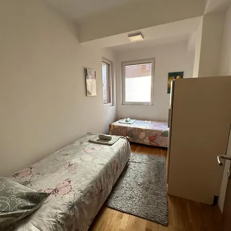 Ira's 2 Bedroom Central Place With Private Parking Апартаменти