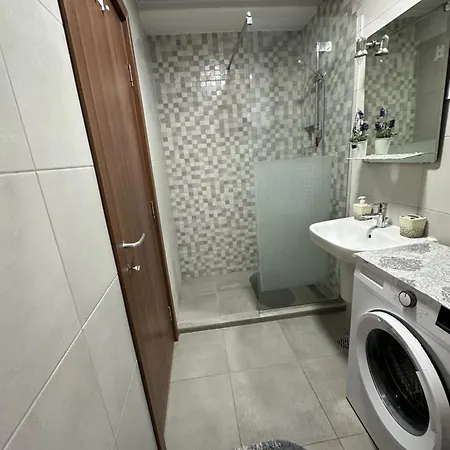 Ira's 2 Bedroom Central Place With Private Parking