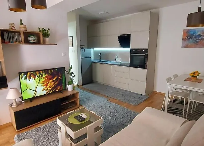 Apartment Ira's 2 Bedroom Central Place With Private Parking *