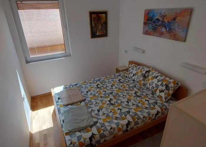 Ira's 2 Bedroom Central Place With Private Parking Skopje