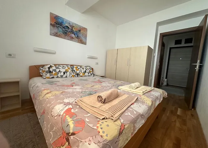 Appartamento Ira's 2 Bedroom Central Place With Private Parking Skopje