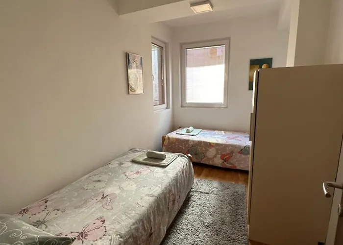 Ira's 2 Bedroom Central Place With Private Parking Apartment