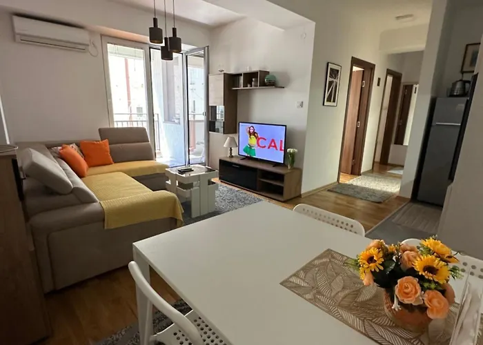 Ira's 2 Bedroom Central Place With Private Parking *