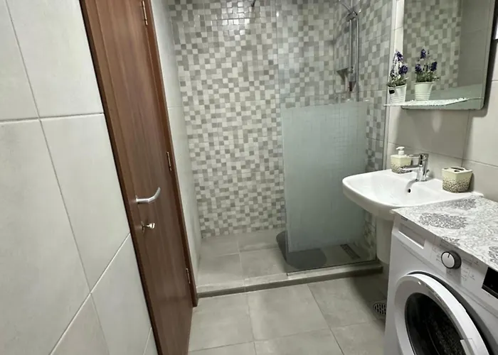 Ira's 2 Bedroom Central Place With Private Parking